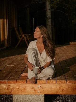 Spomaľ. Dopraj si chvíľu len pre seba. Chvíľku ticha, teplý čaj. Vôňu dreva, dobrú knihu. Teplú deku, pohodlné Priskini....